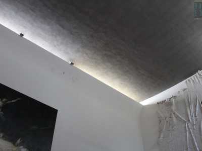 Il resto dell�illuminazione proviene poi sia da una sottile apertura orizzontale posta tra il soffitto piano e la parete sinistra della navata centrale...